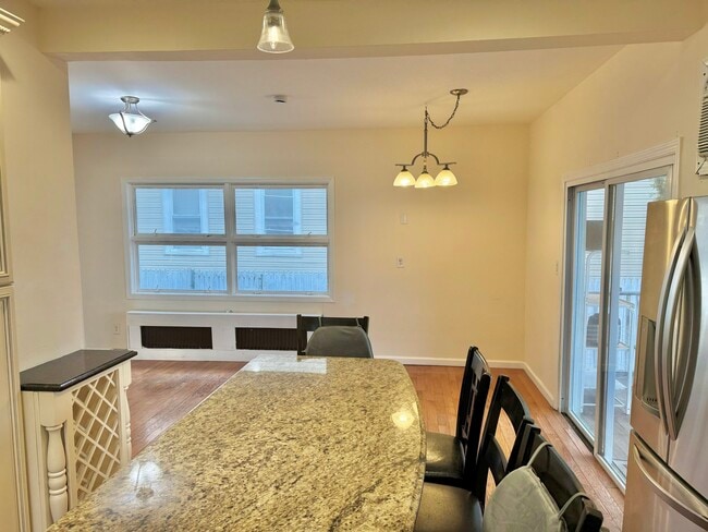 383 Dakota St, Unit 1 in Paterson, NJ - Foto de edificio - Building Photo