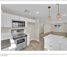 525 Wyatt Ave in Las Vegas, NV - Foto de edificio - Building Photo