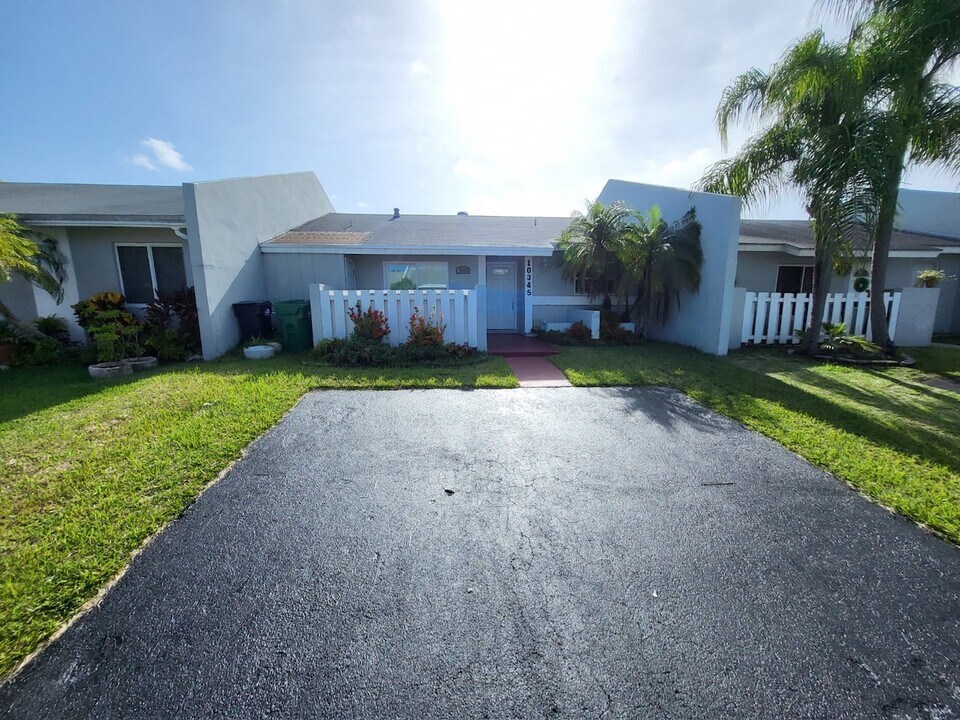 10345 SW 209th Ln in Cutler Bay, FL - Building Photo