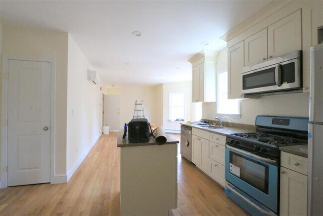 221 Massachusetts Ave, Unit 2 in Arlington, MA - Building Photo - Building Photo