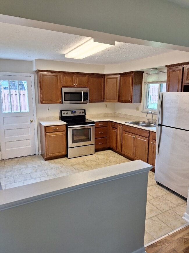 470 Edgewood Rd in North Versailles, PA - Foto de edificio - Building Photo