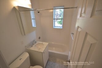 81 Saint Paul St, Unit 4 in Brookline, MA - Foto de edificio - Building Photo