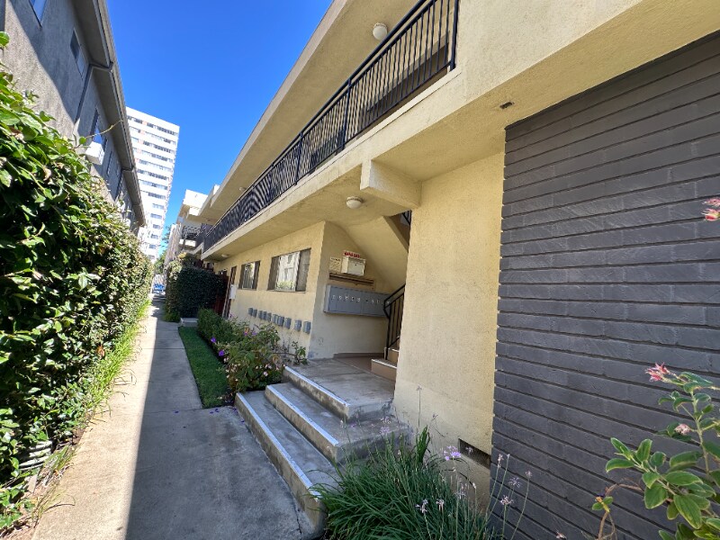 1262 Granville Ave in Los Angeles, CA - Building Photo