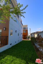 776 1/2 W 25th St in Los Angeles, CA - Building Photo - Building Photo