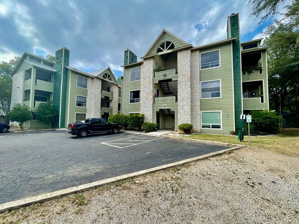 506 W San Antonio St in San Marcos, TX - Foto de edificio