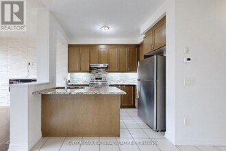 74 Davenfield Cir in Brampton, ON - Building Photo - Building Photo