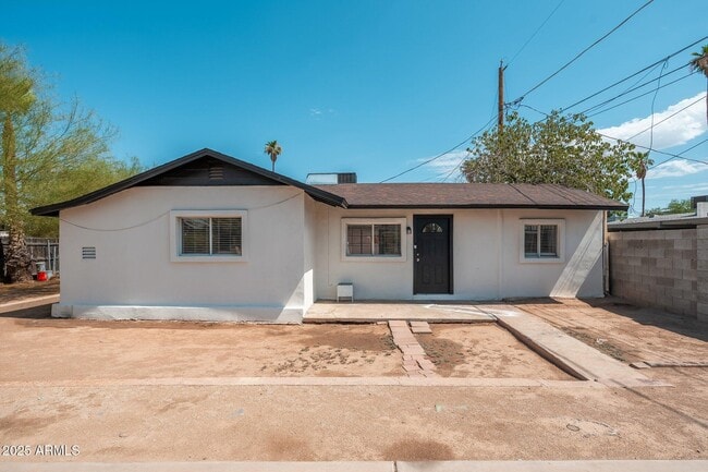 property at 744 W Coolidge St