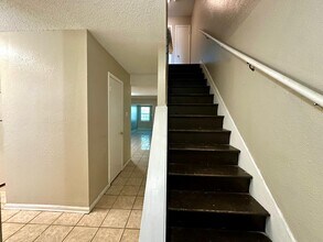 1300 Hillside Rd in Laredo, TX - Foto de edificio - Building Photo