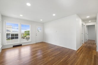 389 Thompson St in Strasburg, VA - Foto de edificio - Building Photo