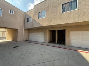7132 Farralone Ave, Unit 209 in Canoga Park, CA - Building Photo - Building Photo