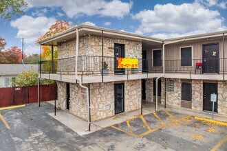Aristocrat Apartments in San Antonio, TX - Foto de edificio - Building Photo