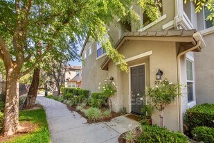 27274 Arbor Pl in Santa Clarita, CA - Building Photo