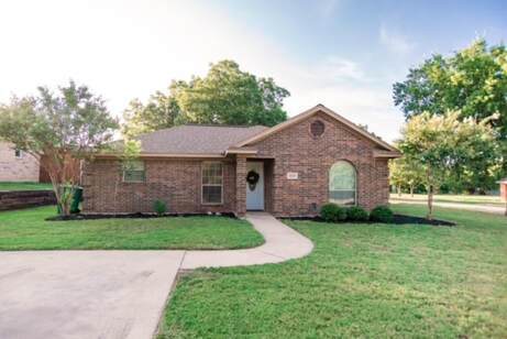 1221 W Hyman St in Stephenville, TX - Building Photo