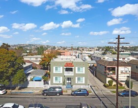 3015 E 11th St in Long Beach, CA - Building Photo - Building Photo