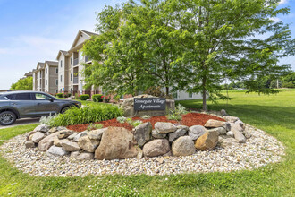 Stonegate Village Apartments in Burlington, IA - Foto de edificio - Building Photo