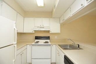 Hampton Court Apartments in Baton Rouge, LA - Building Photo - Interior Photo