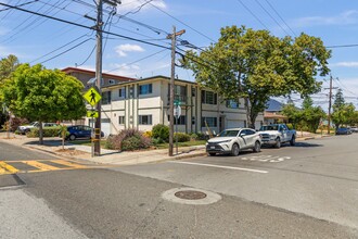 1 Clarendon Rd in Burlingame, CA - Building Photo - Building Photo