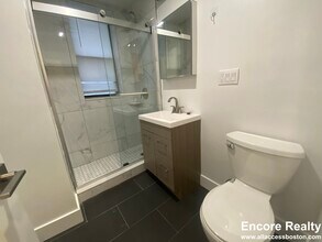 19 Peterborough St, Unit 2 in Boston, MA - Foto de edificio - Building Photo