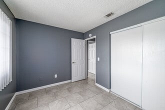 White Street Apartments in Adelanto, CA - Foto de edificio - Interior Photo