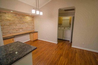 2300 Augusta Dr-Unit -4 in Houston, TX - Building Photo - Building Photo