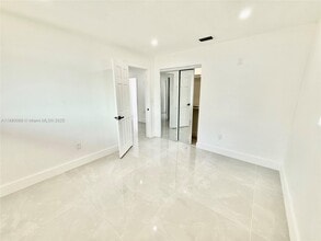 2885 NW 56th St in Miami, FL - Foto de edificio - Building Photo
