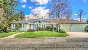 541 River Oaks Dr in Redding, CA - Building Photo