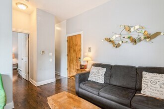 213 W Wisconsin St in Chicago, IL - Building Photo - Building Photo