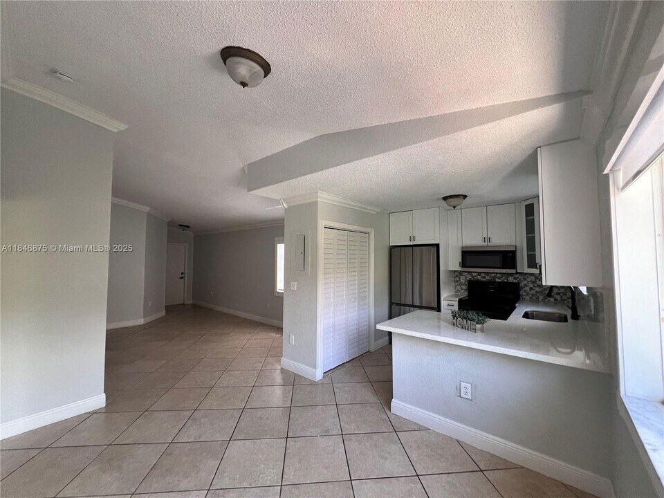 13407 SW 154th St in Miami, FL - Building Photo