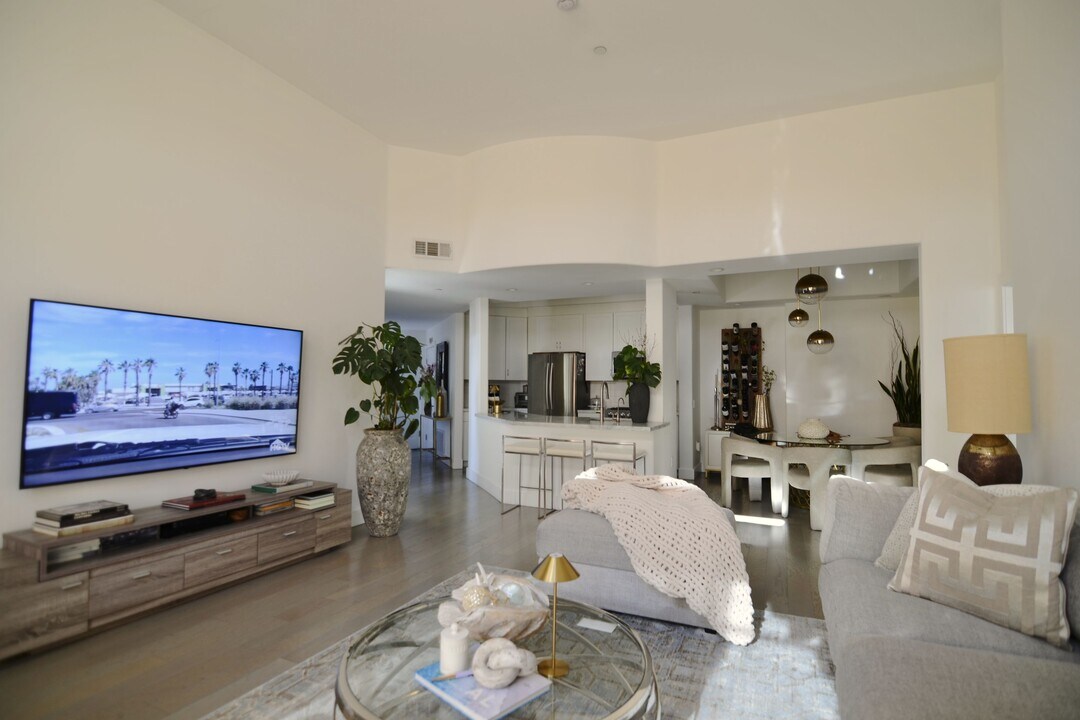 5703 Laurel Canyon Blvd in Los Angeles, CA - Building Photo