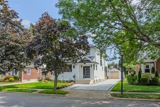 18 Eric Ln in New Hyde Park, NY - Building Photo - Building Photo