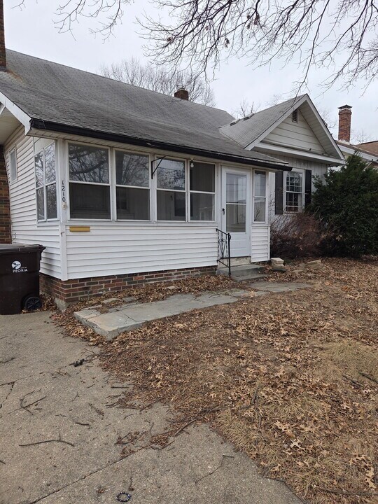 1210 W Mac Queen Ave in Peoria, IL - Building Photo