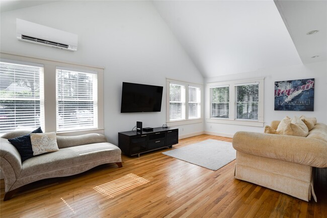 41 Sunset Ave-Unit -2 in Westhampton Beach, NY - Foto de edificio - Building Photo