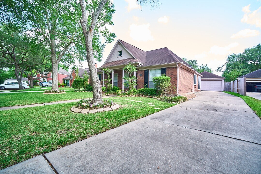 5022 Moss Run Dr in Missouri City, TX - Building Photo