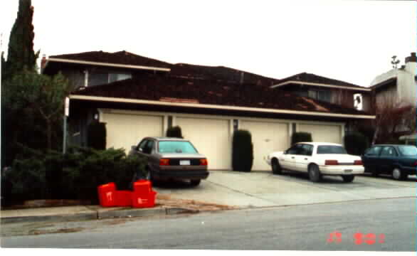 10284 Alpine Dr in Cupertino, CA - Foto de edificio - Building Photo