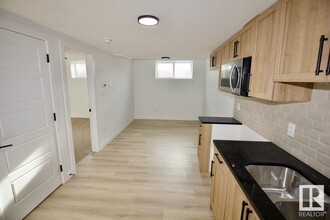 8857 Carson Way SW in Edmonton, AB - Building Photo - Building Photo