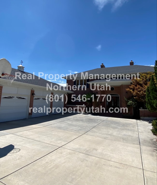 property at 986 Oakwood Dr