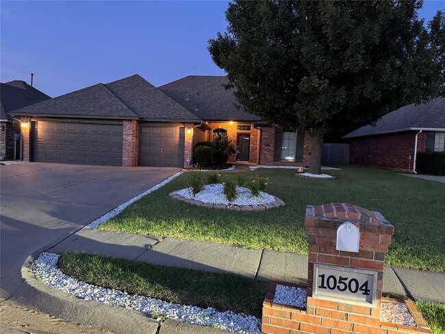 10504 Walnut Hollow Dr in Oklahoma City, OK - Building Photo - Building Photo