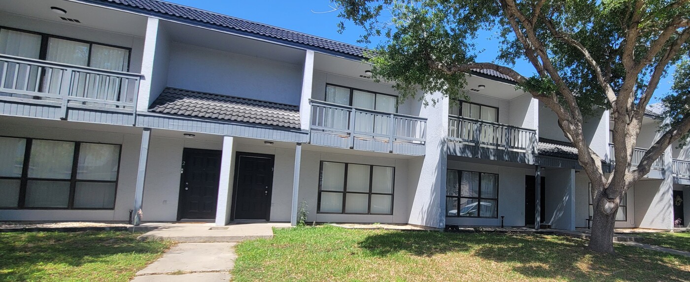 4226 Walnut Hills Dr in Corpus Christi, TX - Building Photo