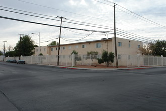 Vila Capri Apartments in Las Vegas, NV - Foto de edificio - Building Photo