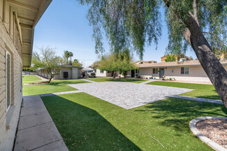 Capri on Glenrosa in Phoenix, AZ - Building Photo - Building Photo