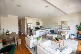 376 W Broadway, Unit 3 in Boston, MA - Building Photo - Building Photo