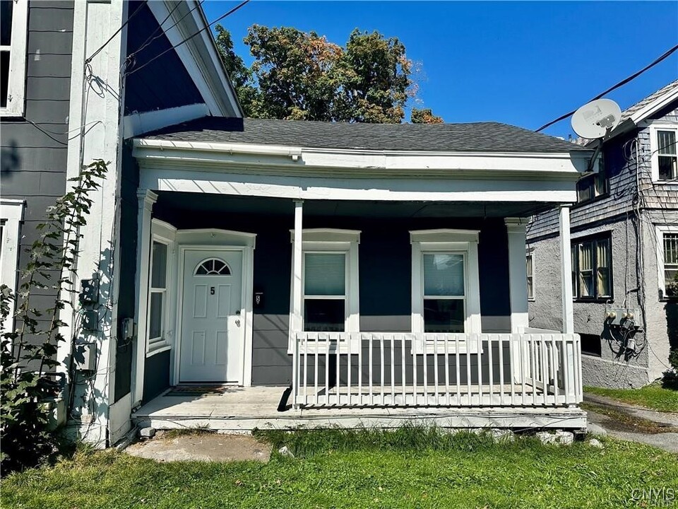 323 Sterling St in Watertown, NY - Building Photo