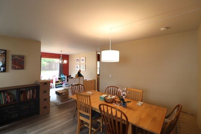 1084 NW Redwing Dr in Oak Harbor, WA - Building Photo - Building Photo