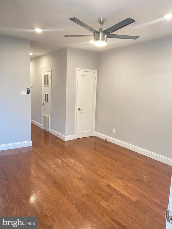 400-18 W Walnut Ln in Philadelphia, PA - Building Photo - Building Photo