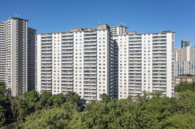 Wellesley Parliament Square in Toronto, ON - Building Photo - Building Photo