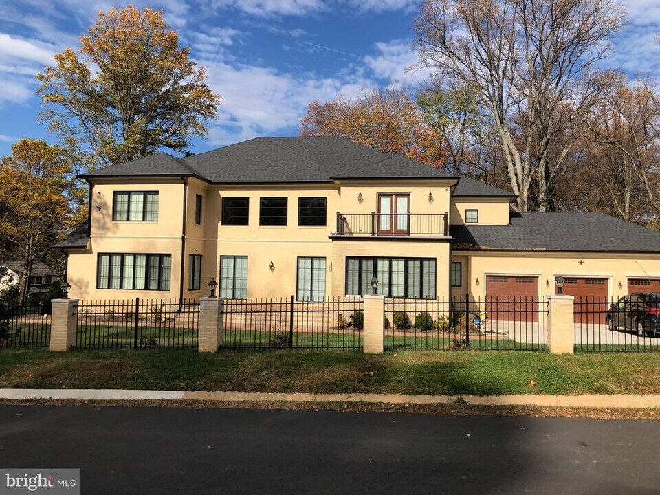 10120 Woodrow St in Vienna, VA - Building Photo