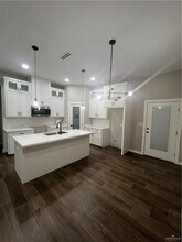 18 E 13th St in San Juan, TX - Foto de edificio - Building Photo