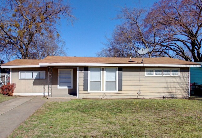 1114 Poindexter Ave in Cleburne, TX - Building Photo - Building Photo