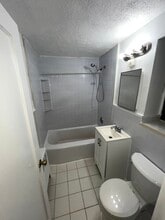 9B Carolyn Ter, Unit 9 B Carolyn Terrace Rosel in Roselle, NJ - Building Photo - Building Photo