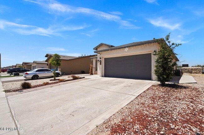 213 Flor Papagayo in Socorro, TX - Building Photo - Building Photo